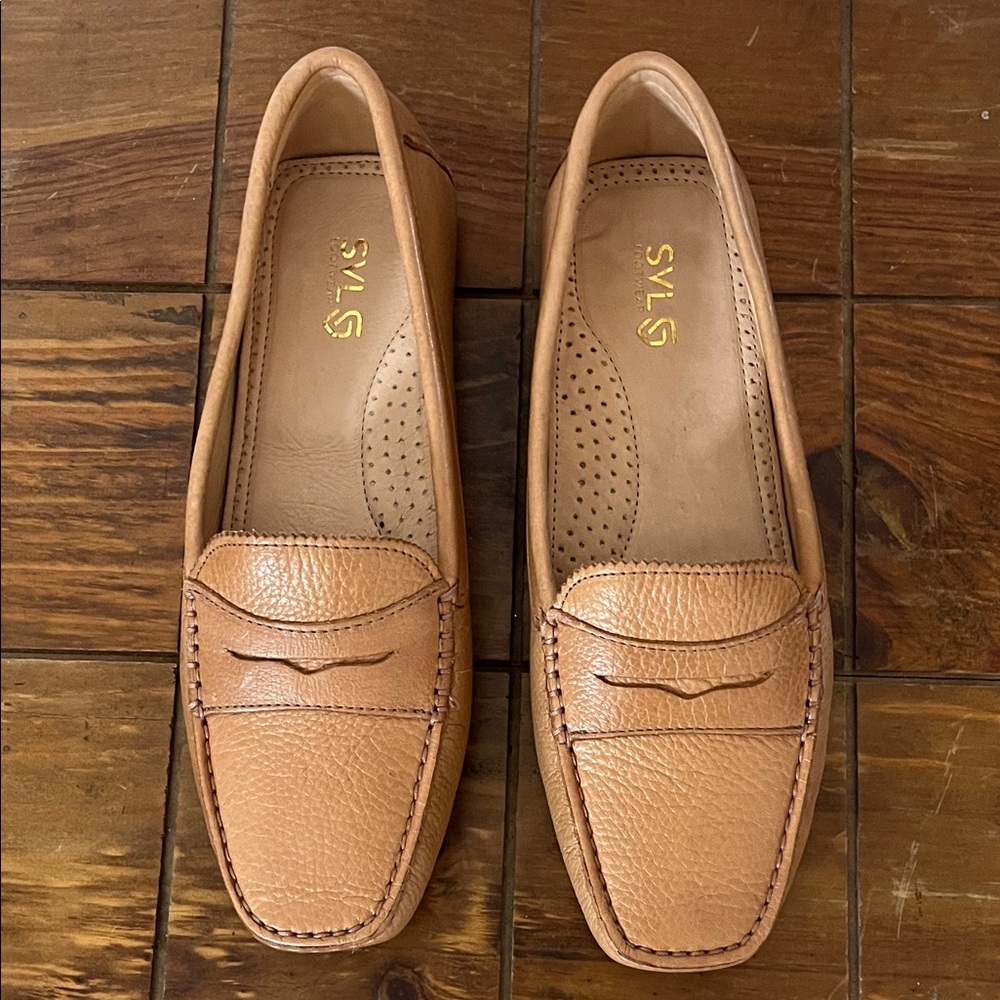 Women's Classic Tan Loafers